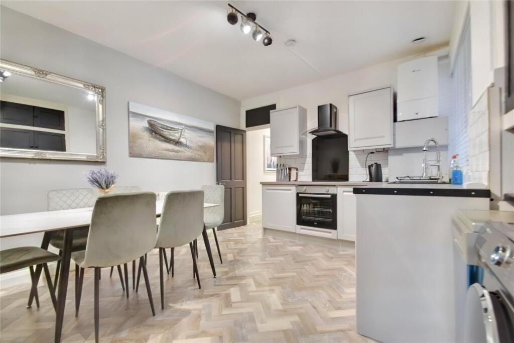 Kingsdown Apartment เกรทมัลเวิร์น ภายนอก รูปภาพ